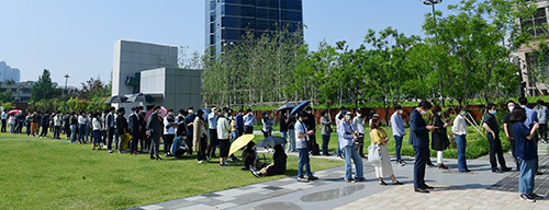 검사 대기 ‘장사진’ 29일 오전 서울 중구 서소문역사공원에 마련된 코로나19 임시 선별진료소에서 시민들이 줄을 서 차례를 기다리고 있다. 이재문 기자