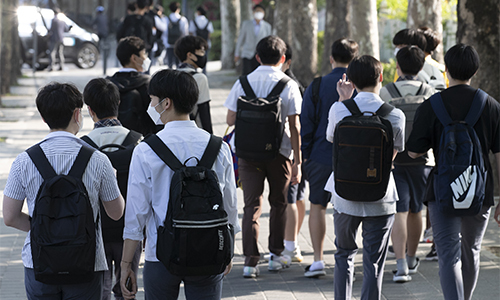 고등학교 2학년과 중학교 3학년, 초등학교 1∼2학년, 유치원생들이 등교 수업을 시작한 지난 27일 오전 서울 송파구 방이동 인근에서 고등학생들이 등교를 하고 있다. 연합뉴스