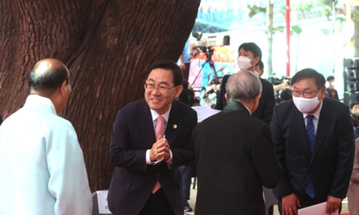 30일 종로구 조계사에서 열린 부처님오신날 법요식에서 더불어민주당 김태년 원내대표(오른쪽부터)와 미래통합당 주호영 원내대표가 참석자들과 인사를 하고 있다. 연합뉴스