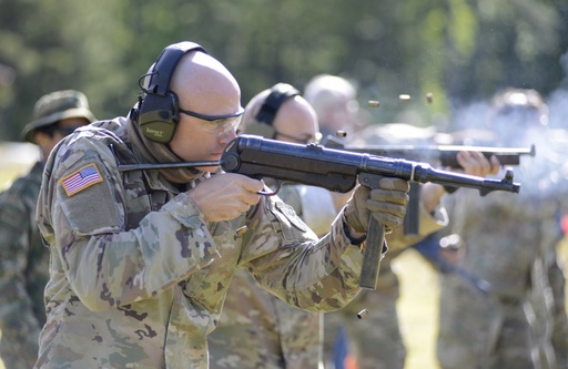 미 특수전요원이 MP40 기관단총으로 사격훈련을 하고 있다. MP40은 제2차 세계대전 당시 독일군이 사용했다. 미 육군 제공