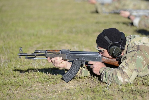 미 특수전요원이 AK47 소총으로 사격훈련을 하고 있다. 미 육군 제공