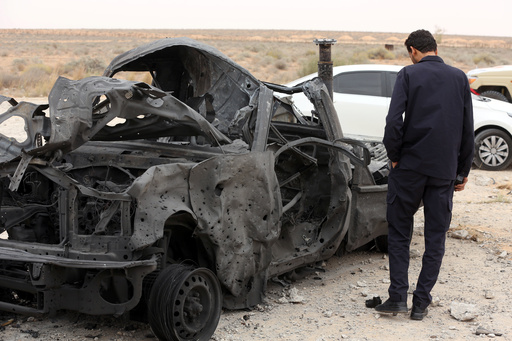 리비아 수도 트리폴리 인근에서 정부군 차량이 공격을 받아 불에 탄 채 방치돼있다. 로이터·연합뉴스