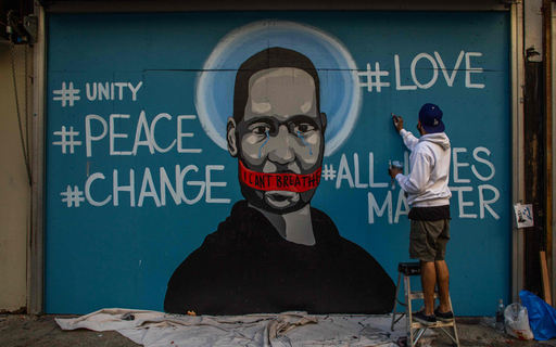 한 예술가가 30일(현지시간) 미국 로스앤젤레스에서 벽화를 그리고 있다. AFP연합뉴스