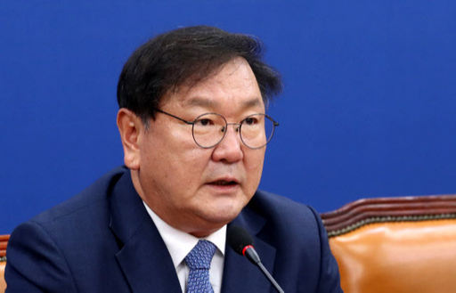 더불어민주당 윤미향 당선인이 29일 국회 소통관에서 굳은 표정으로 취재진의 질문을 듣고 있다. 연합뉴스