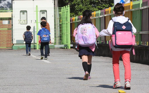 지난 29일 초등학교에 등교하는 저학년 학생들이 거리두기를 유지하며 체온 측정하러 이동하고 있다. 연합뉴스