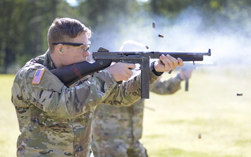 미 특수전요원이 톰슨 기관단총으로 사격훈련을 하고 있다. 톰슨은 2차 대전과 6.25 전쟁에서 미군이 사용했다. 미 육군 제공
