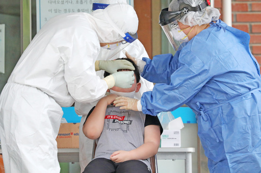지난달 31일 오후 경기도 안양시 만안구 양지초에 마련된 선별진료소에서 학생들과 학부모들이 신종 코로나 바이러스 감염증 (코로나19) 검사를 받고 있다. 안양=뉴스1