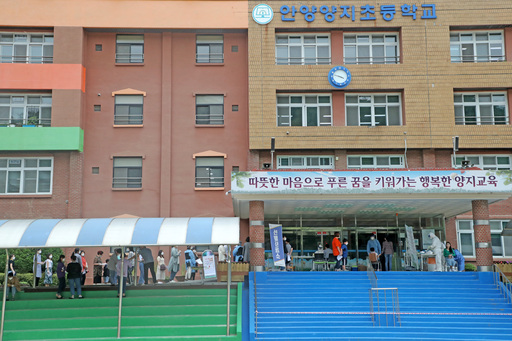 지나달 31일 오후 경기도 안양시 만안구 양지초에 마련된 선별진료소에서 학생들과 학부모들이 신종 코로나 바이러스 감염증(코로나19) 검사를 받고 있다. 안양=뉴스1