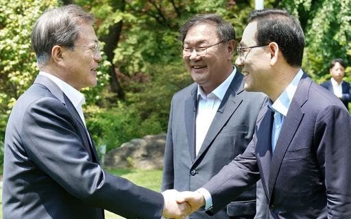 문재인 대통령이 지난 28일 청와대 상춘재에서 여야 원내대표 오찬 회동에 앞서 더불어민주당 김태년 원내대표(가운데), 미래통합당 주호영 원내대표와 인사하고 있다. 연합뉴스