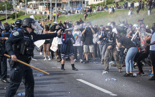 30일(현지시간) 미국 텍사스 오스틴에서 경찰이 시위대를 향해 최류액을 뿌리고 있다. AP연합뉴스