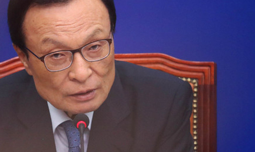 이해찬 더불어민주당 대표가 2일 서울 여의도 국회에서 열린 더불어민주당 제13차 정례 기자간담회에 참석해 취재진의 질문에 답하고 있다. 뉴시스