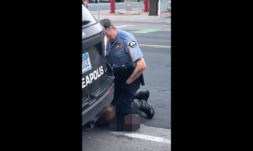 지난달 25일(현지시간) 미국 미네소타 주 미니애폴리스에서 경찰이 무릎으로 조지 플로이드의 목을 누르고 있다. 위조 수표 신고를 받고 출동한 경찰관이 범인으로 의심되는 조지 플로이드를 체포하는 장면으로, 당시 현장을 지나가던 행인이 페이스북에 올린 비디오에서 캡처한 사진. 미니애폴리스 AFP=연합뉴스