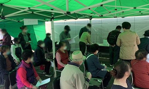 경기 평택시 오성면 행정복지센터에 마련된 재난기본소득 접수창구 앞에 시민들이 길게 줄을 늘어서 있다. 연합뉴스