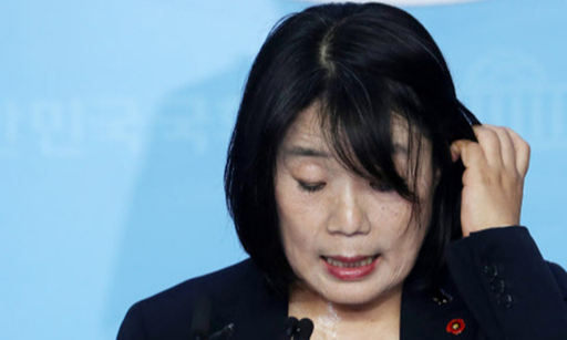 윤미향 더불어민주당 당선인이 지난달 29일 오후 서울 여의도 국회 소통관에서 정의기억연대(정의연) 회계 부정 의혹에 대한 입장 발표를 하고 있다. 뉴시스