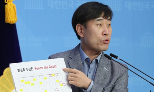 미래통합당 하태경 의원이 지난달 31일 국회 소통관에서 기자회견을 열고 중국 해커 개입으로 4·15 총선 개표가 조작됐다는 민경욱 전 의원의 주장에 대해 비판하고 있다. 뉴시스