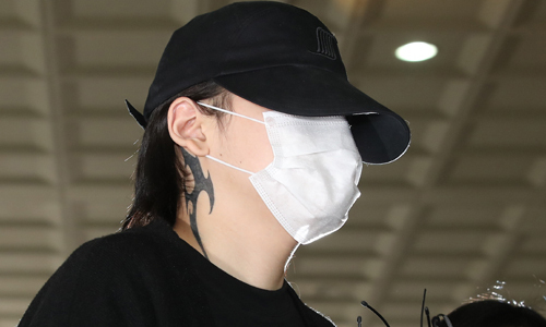 ‘음주운전·운전자 바꿔치기’ 혐의로 재판에 넘겨진 래퍼 장용준(활동명 노엘)이 2일 오전 마포구 서울서부지법에서 열린 선고 공판을 마친 뒤 법정을 떠나고 있다. 장제원 미래통합당 의원의 장남인 장용준은 이날 1심에서 집행유예를 선고받았다. 연합뉴스