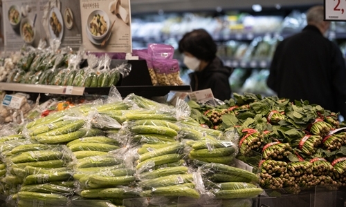 서울 시내의 한 대형마트를 찾은 시민들이 장을 보고 있다. 뉴스1
