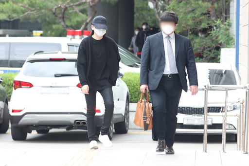 ‘음주운전·운전자 바꿔치기’ 혐의로 재판에 넘겨진 래퍼 장용준(왼쪽·활동명 노엘)이 2일 오전 서울 마포구 서부지법의 선고 공판장으로 향하고 있다. 연합뉴스