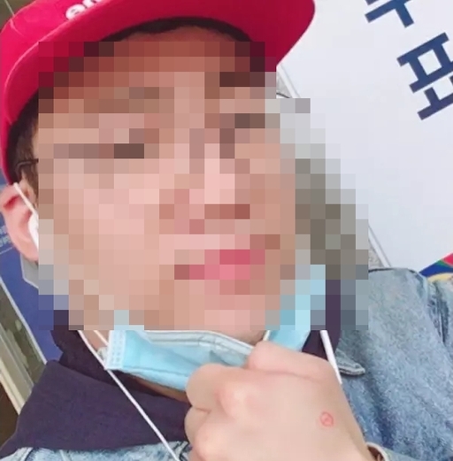 개그맨 A씨가 공개한 ‘투표 인증’ 사진을 두고 가세연은 2일 ‘도장 1개’가 ‘대선 기호 1번’을 뜻한다며 “문재인 지지를 나타낸다”고 주장했다. 인스타그램 캡처