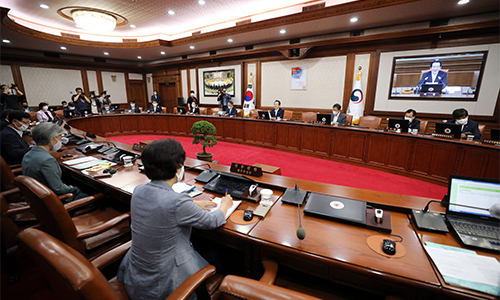 정세균 국무총리가 3일 서울 세종로 정부서울청사에서 열린 임시 국무회의를 주재하고 있다. 정부는 이날 '2020년도 제3회 추가경정예산안'과 그에 따른 고용보험기금 등 기금운용계획변경안 37건을 의결할 예정이다. 뉴스1