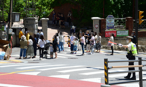 지난 1일 서울 중구 한 초등학교에서 마중 나온 학부모가 아이들을 기다리고 있다. 김경호 기자