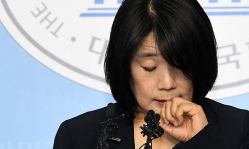 윤미향 더불어민주당 의원이 지난달 29일 오후 서울 여의도 국회 소통관에서 정의기억연대(정의연) 회계 부정 의혹에 대한 입장 발표를 하고 있다. 뉴시스