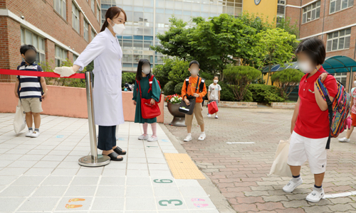 '3차 등교' 개학이 시작된 3일 오전 광주 남구 봉선동 불로초등학교에서 학생들이 줄을 서서 학교로 들어가고 있다. 뉴스1