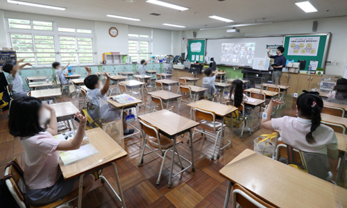 3차 등교 수업이 시작된 3일 대구 동구 봉무동 영신초등학교 대면수업에 참여한 3학년 학생들이 원격수업에 참여하는 학생들과 인사하고 있다. 대구=뉴스1