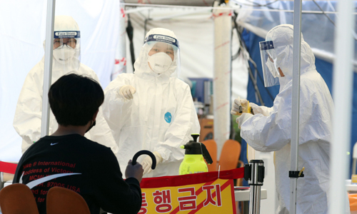 서울 강서구보건소 선별진료소에서 의료진이 지난 6월 2일 신종 코로나바이러스 감염증(코로나19) 검사를 진행하고 있다. 뉴스1