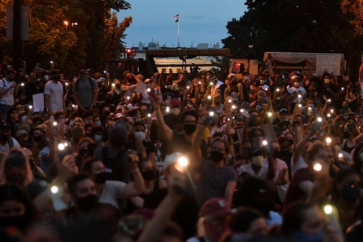 흑인 남성 조지 플로이드의 사망 사건에 항의하는 시위대가 지난 3일(현지시간) 미국 백악관 앞에서 휴대전화 조명을 켠 채 시위를 벌이고 있다. AFP=연합뉴스