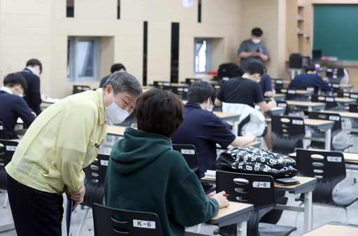 박백범 교육부 차관이 서울 강남구 학원 밀집지역 특별점검을 위해 지난 6월 2일 강남구의 한 학원을 방문해 학원생에게 불편사항 등을 듣고 있다. 연합뉴스