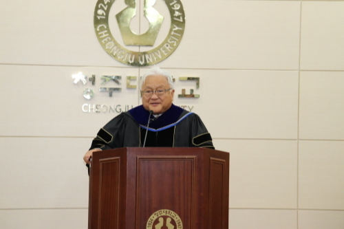 2017년 10월, 마이크 혼다 전 의원이 청주대에서 학생들에게 강의를 하고 있다. 세계일보 자료사진