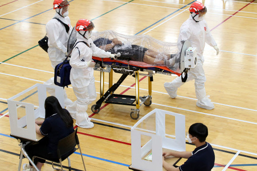 2일 대구 남구 경상중학교 강당에서 대구시교육청과 대구시 관계자들이 학교내 코로나19 확진자 발생을 대비한 훈련을 하고 있다. 대구=뉴스1