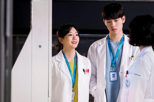 조이현(왼쪽)과 배현성(가운데)은 드라마 ‘슬기로운 의사생활’에서 의대 본과 3학년 실습생을 연기했다. tvN 캡처