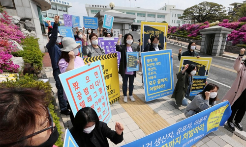 ‘디지털성폭력대응 강원미투행동연대’ 회원들이 춘천지법 앞에서 ‘로리대장태범’의 신상 공개와 엄중한 처벌 등을 촉구하고 있다. 춘천=연합뉴스