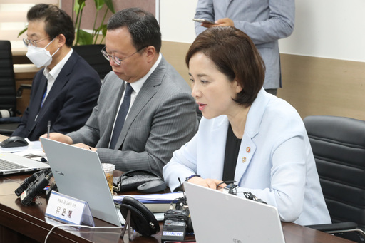 유은혜 사회부총리 겸 교육부 장관이 5일 오전 서울 여의도 교육시설공제회관에서 열린 등교수업 관련 초·중학교 학부모 모니터단 원격간담회에서 인사말을 하고 있다. 연합뉴스