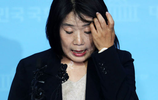 윤미향 더불어민주당 당선인이 29일 오후 서울 여의도 국회 소통관에서 정의기억연대(정의연) 회계 부정 의혹에 대한 입장 발표를 하며 얼굴을 만지고 있다. 뉴시스