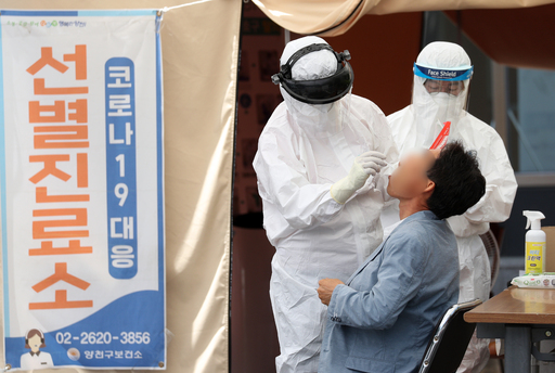 국내 신종 코로나바이러스 감염증(코로나19) 신규 확진자 수가 이틀 연속 50명 선을 넘어선 가운데 7일 오후 서울 양천구 보건소 선별진료소에서 내원객이 검사를 받고 있다. 뉴스1