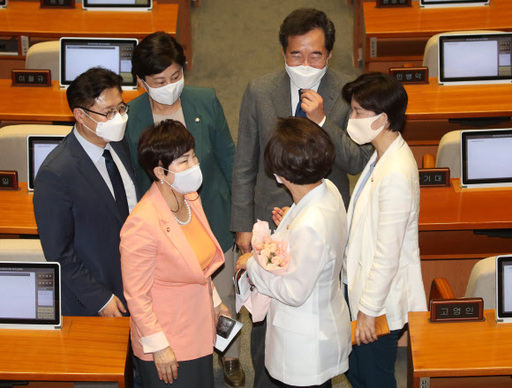 이낙연 더불어민주당 의원이 5일 서울 여의도 국회에서 열린 21대 첫 본회의에서 동료의원들과 김상희 신임 국회부의장을 축하하고 있다. 뉴시스