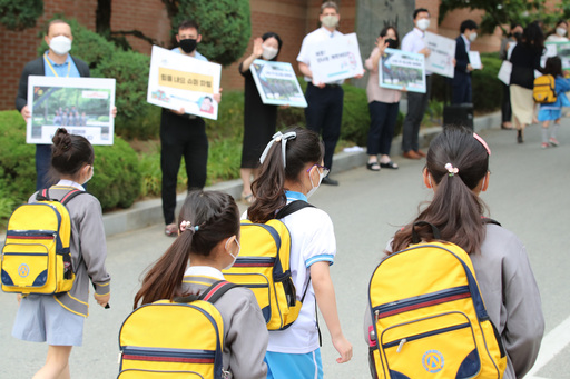 각급 학교의 3차 등교 수업이 시작된 지난 3일 오전 대구 동구 봉무동 영신초등학교에서 학생들이 교사의 환영을 받으며 등교하고 있다. 뉴스1