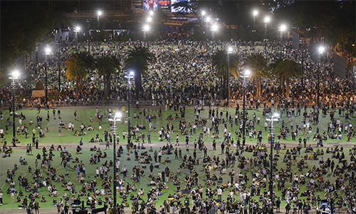 홍콩 시민들이 텐안먼 시위 유혈 진압 31주년을 맞아 지난 4일 출입이 금지된 시내의 빅토리아 공원으로 진출해 시위 희생자를 추모하는 촛불 집회에 참여하고 있다. 코즈웨이베이=AP연합뉴스