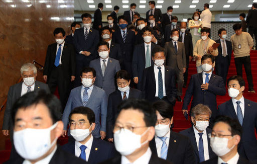 21대 국회가 개원한 지난 5일 더불어민주당 의원들이 본회의를 마치고 계단을 내려오고 있다. 연합뉴스