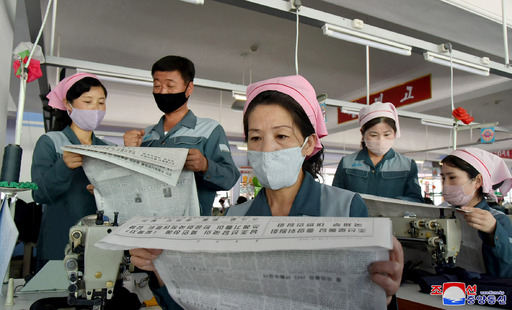 북한 노동당 기관지 노동신문에 실린 북한 공장 노동자들이 김여정 노동당 제1부부장의 대북전단 살포를 반대한다는 담화를 보고 있는 모습. 평양=조선중앙통신 연합뉴스