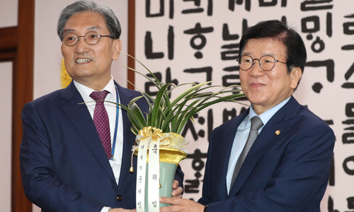 노영민 대통령 비서실장이 8일 오전 서울 여의도 국회의장실을 예방, 박병석 의장에게 문재인 대통령의 화환을 전달하고 있다. 뉴스1