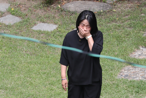 서울 마포 ‘평화의 우리집’ 소장 사망 소식이 알려진 7일 윤미향 의원이 오열하고 있다. 연합뉴스