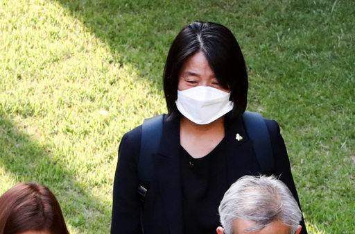 윤미향 더불어민주당 의원이 지난 6월 7일 오후 서울 마포구 연남동 ‘평화의 우리집’ 에서 관계자들과 함께 이동하고 있다. 뉴스1