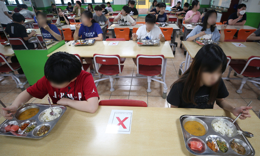 전교생이 등교를 시작한 8일 오후 광주 서구 운천초등학교에서 첫 등교한 6학년 학생들이 코로나19 예방을 위해 옆 자리를 비우고 점심 식사를 하고 있다. 연합뉴스