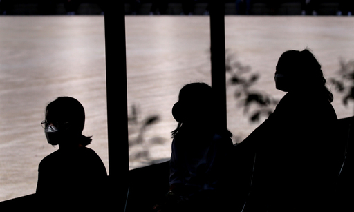 8일 서울 중랑구 원묵고등학교에 마련된 임시 선별진료소에서 이 학교 학생들이 신종 코로나 바이러스 감염증(코로나19) 검사를 받기 위해 차례를 기다리며 앉아 있다. 전날 이 학교 3학년 학생이 코로나19에 감염된 것으로 확인됨에 따라 원묵고는 등교 중지와 함께 학생·교직원에 대한 전수조사에 들어갔다. 연합뉴스