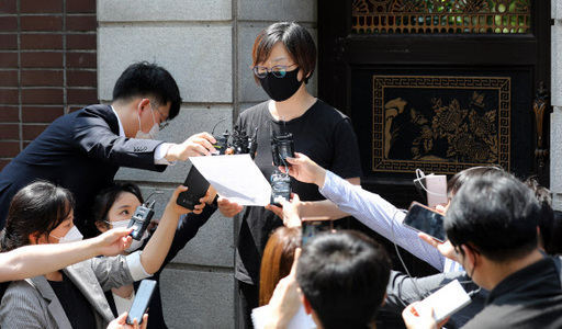 이나영 정의기억연대 이사장이 7일 오후 서울 마포구 ‘평화의 우리집’ 앞에서 입장문 발표를 하고 있다. 뉴스1