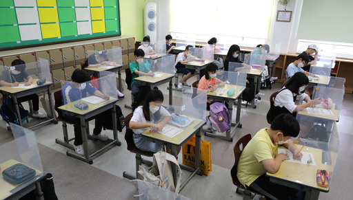 전 학년 등교가 시작된 지난 6월 8일 서울 노원구 공릉동 서울용원초등학교에서 학생들이 칸막이를 치고 수업을 받고 있다. 뉴스1